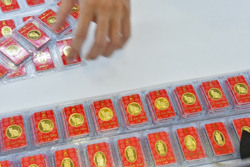 Giá vàng hôm nay 28-6: Giảm sốc trước sức ép của đồng USD và chứng khoán