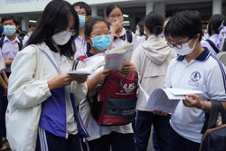 "Bí kíp" làm bài thi tiếng Anh lớp 10: Không viết tắt, không bôi xóa, bỏ câu