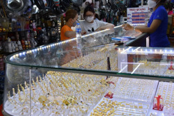 Giá vàng hôm nay 30-6: Giảm xuống mức thấp nhất 3 tháng qua