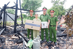 Đắk Lắk: Công an xã Ea Huar hỗ trợ gia đình bị hỏa hoạn