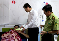 Giám đốc Sở Nông nghiệp và Phát triển nông thôn thăm hỏi, động viên nhân viên quản lý, bảo vệ rừng bị tấn công