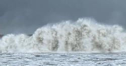 Cảnh báo vùng áp thấp trên Biển Đông gây mưa dông, lốc xoáy