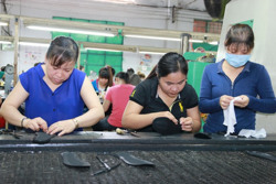 Giảm năm đóng BHXH để hưởng lương hưu: Ai đảm bảo việc làm cho lao động ngoài 40?