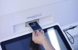 Một ngân hàng cho phép mở và nhận thẻ ngay trong 1 phút