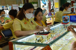 Giá vàng hôm nay 14-7: Tăng tiếp khi USD bị bán tháo