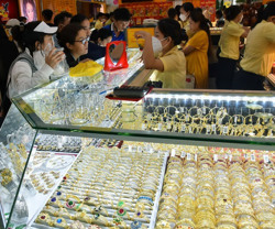 Giá vàng hôm nay 18-7: Biến động khó lường vì bị bán khống