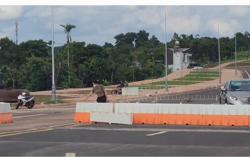 CLIP: Bất chấp lệnh cấm, hàng trăm người dân vẫn phá rào vào tuyến đường ngàn tỉ