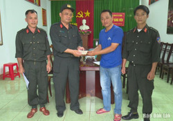 Thượng sỹ công an nhặt được của rơi trả lại người đánh mất