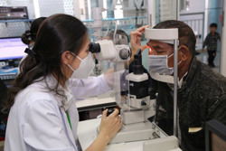 Đề phòng biến chứng loét giác mạc từ bệnh viêm kết mạc