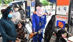Giá xăng tăng mạnh hơn 1.200 đồng/lít