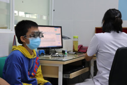 Trẻ mắc tật khúc xạ tăng nhanh