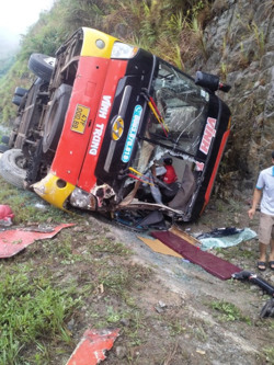 Xe khách lật vào vách núi, 1 người mắc kẹt trong xe nghi tử vong