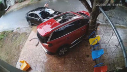 CLIP: Người đàn ông lái xe con đâm liên tiếp vào 1 chiếc xe khác