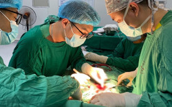 Nổ sạc dự phòng, bé trai chấn thương vùng bẹn bìu