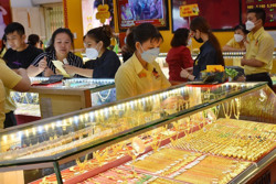 Giá vàng hôm nay 3-7: Vàng nhẫn, vàng trang sức lại giảm