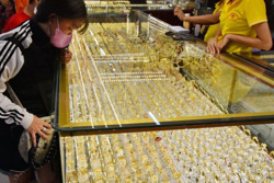 Giá vàng hôm nay 5-7: Giảm tiếp!