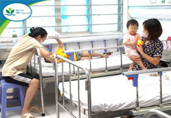 Bệnh tay chân miệng do chủng virus EV71 chuyển biến khó lường: Cha mẹ cần lưu ý gì?