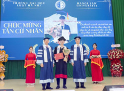 Trường Đại học Luật Hà Nội tổ chức trao bằng cử nhân Luật