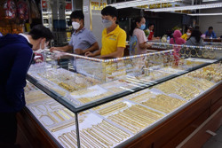 Giá vàng hôm nay 6-7: Tiếp nối đà lao dốc