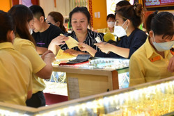 Giá vàng hôm nay 1-8: Đồng USD kém hấp dẫn, vàng tăng tiếp