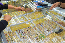 Giá vàng hôm nay 11-8: Vàng trong nước bất động dù thế giới lao dốc