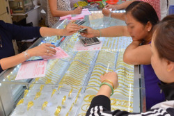 Giá vàng hôm nay 12-8: Bị bán mạnh