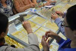 Giá vàng hôm nay 14-8: Vàng trong nước neo giá cao, tỉ giá USD tăng vọt