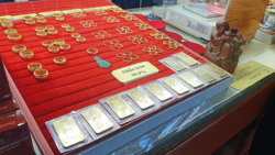 Vì sao giá vàng SJC tăng nóng, ngược chiều thế giới?