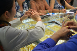 Giá vàng hôm nay 16-8: Tiếp tục giảm