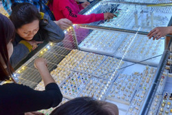 Giá vàng hôm nay 17-8: Vàng bất động, USD tiếp tục nóng