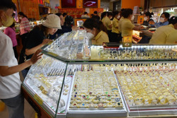 Giá vàng hôm nay 18-8: USD còn tăng, vàng lao xuống