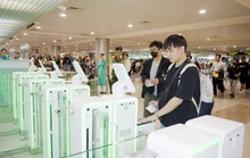 Khách bay làm thủ tục quét hộ chiếu tự động ở sân bay Tân Sơn Nhất cách nào?