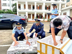 Đắk Lắk: Phát hiện xe tải vận chuyển 700 bao thuốc lá nghi nhập lậu