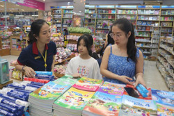 Sôi động thị trường mua sắm đầu năm học