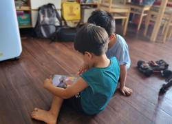 Đến lúc ngăn trẻ "nghiện" điện thoại thông minh!