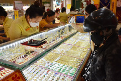 Giá vàng hôm nay 23-8: Vàng tiếp tục tăng, USD trở lại mốc 24.000 đồng