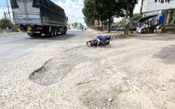 Ổ gà phía trước Cụm công nghiệp Tân An, tiềm ẩn nhiều nguy cơ tai nạn giao thông