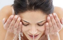 Nên rửa mặt bằng nước lạnh hay nước ấm?