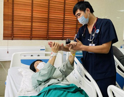 Nguy kịch vì tự làm bác sĩ