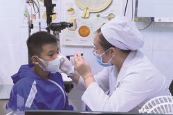 Đau mắt đỏ tăng đột biến ở trẻ em