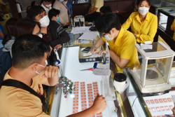 Giá vàng hôm nay 3-8: Vàng 24K rớt giá, USD ngân hàng tiến sát 24.000 đồng