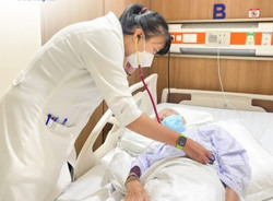 Cụ bà 80 tuổi sốt hơn 10 ngày sau khi quét vườn chôm chôm