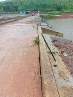 Nhiều vết nứt, sụp lún tại khu vực hồ thủy lợi, di dời khẩn cấp người dân