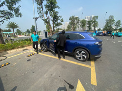 Xe điện nhiều dần, trạm sạc ít