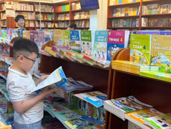 Vật vã tìm sách giáo khoa: Mướt mồ hôi vì giá sách