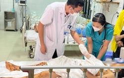 Điện thoại đang sạc phát nổ, người phụ nữ mù mắt