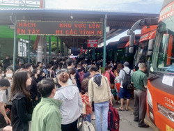 Ngày đầu nghỉ lễ: Bến xe, bến phà đông nghẹt khách