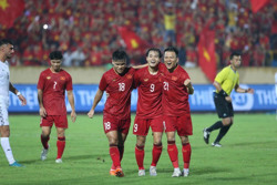 Tuyển Việt Nam tiến bộ dưới thời HLV Troussier