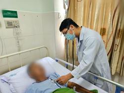 Không mặc đồ bảo hộ khi phun thuốc diệt cỏ, một nông dân nguy kịch