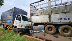 Hai xe tải va chạm, tài xế mắc kẹt trong cabin